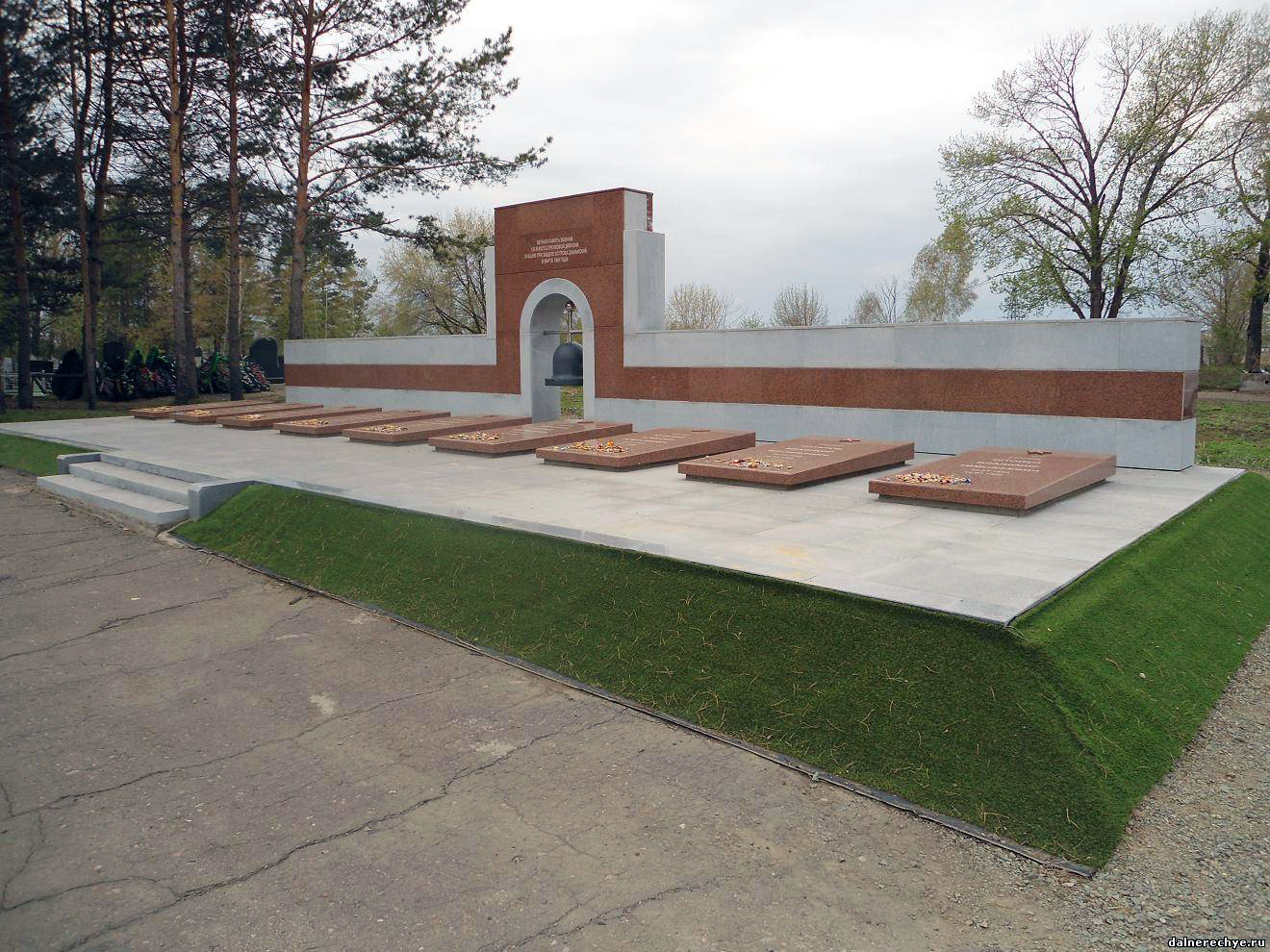 Братская могила в городе Дальнереченск (общий вид)