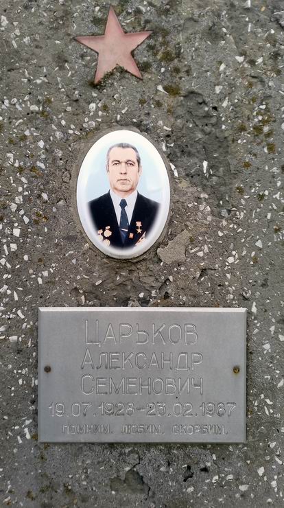 Надгробный памятник (вид 2)