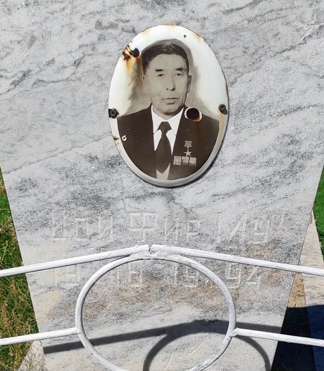 Надгробный памятник (вид 2)