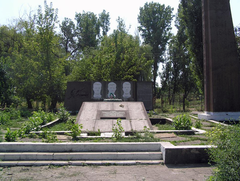 Братская могила в селе Ермоклия (общий вид)