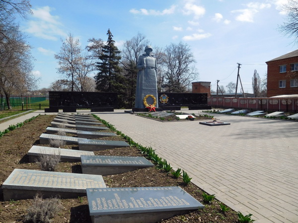 Мемориал в посёлке Матвеев Курган (общий вид)