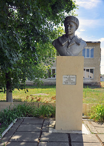 Братская могила в деревне Литвиновичи (бюст)