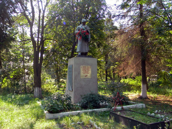 Братская могила в посёлке Новый Коротыч (общий вид)