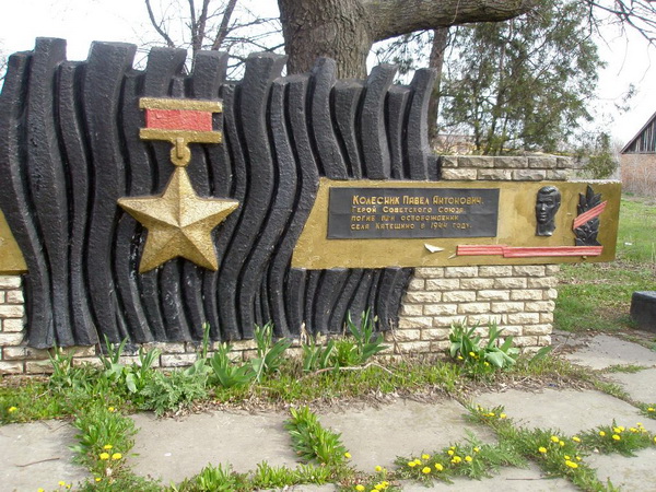 Братская могила в селе Катещино (вид 2)