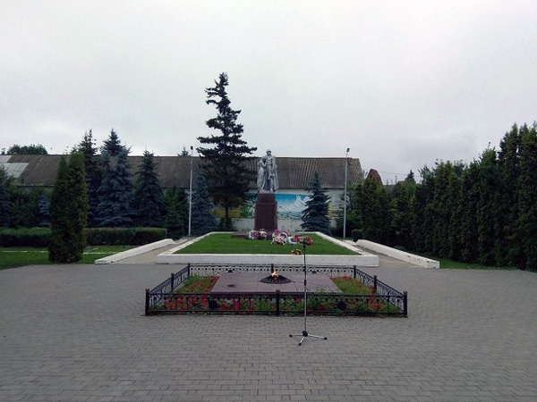 Братская могила в городе Ефремов (общий вид)