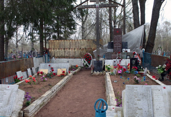 Братская могила в деревне Коровитчино (общий вид)