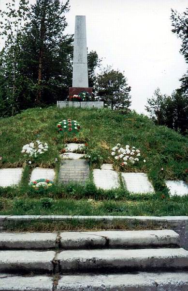Братская могила в посёлке Кестеньга (общий вид)