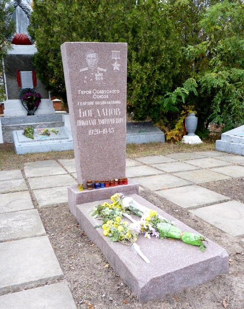 Надгробный памятник в селе Любимовка