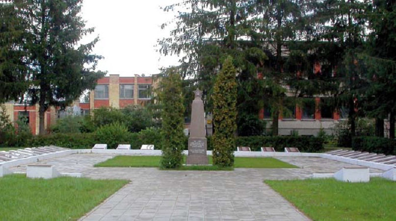 Памятник на воинском кладбище