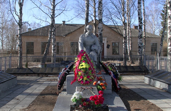 Братская могила в деревне Пятницкое (общий вид)