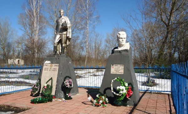 Братская могила в деревне Новопетровка