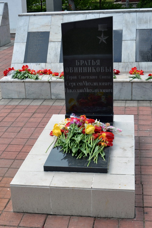 Братская могила в городе Дмитровск (вид 2)
