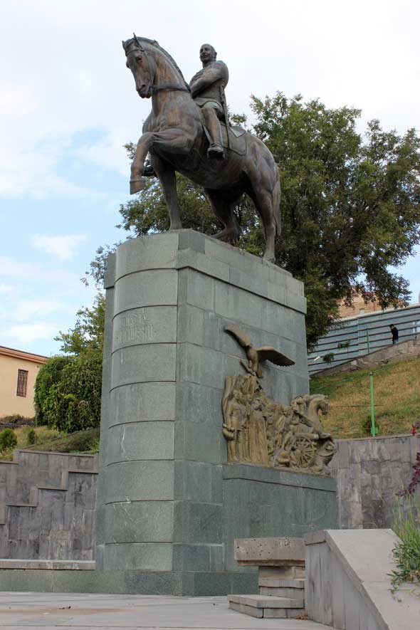 Памятник в Ереване (вид 1)