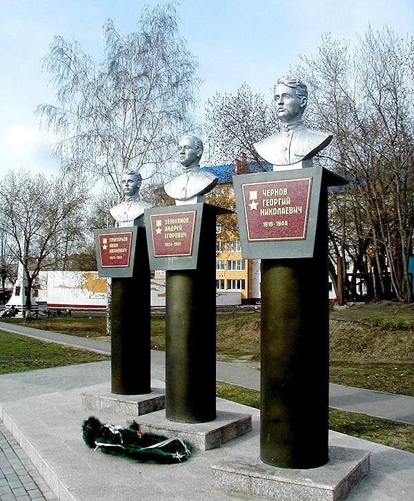 Аллея Героев в городе Новоалтайск (общий вид)