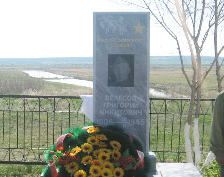Памятник в деревне Сопинина