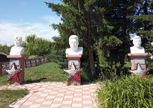 Мемориал Славы в селе Кытманово (общий вид)
