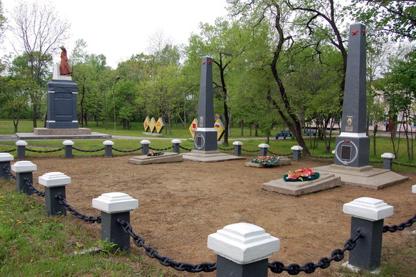 Братская могила в посёлке Краскино (общий вид)