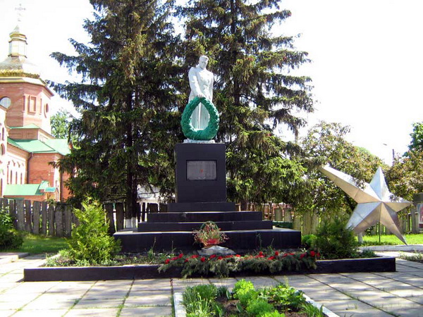 Братская могила в городе Волчанск (общий вид)