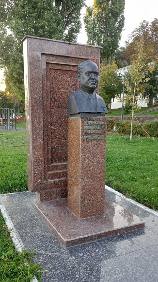 Бюст в Саратове (2)