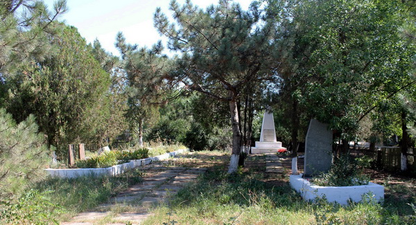 Братская могила в селе Семисотка (общий вид)