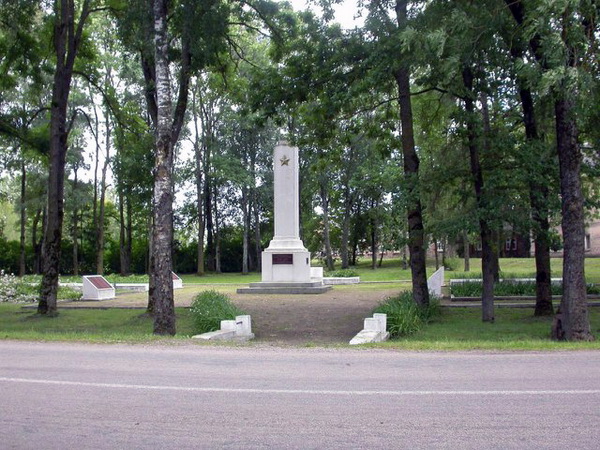 Братская могила в посёлке Грузджяй (общий вид)