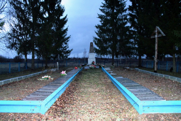 Братская могила в деревне Бракловицы (общий вид)