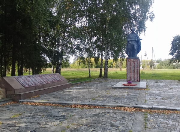 Памятник в селе Сасыкино (общий вид)