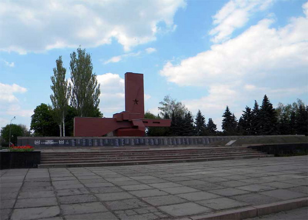Братская могила в городе Кривой Рог (общий вид)