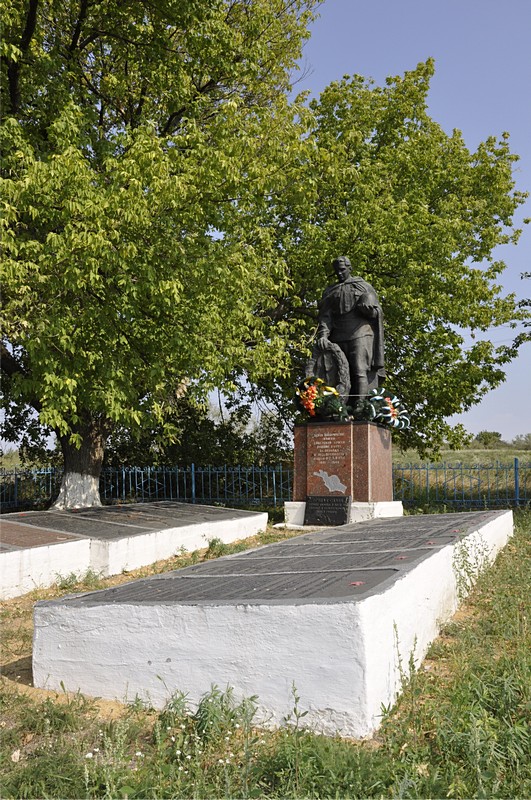 Братская могила в селе Алексеевка (общий вид)