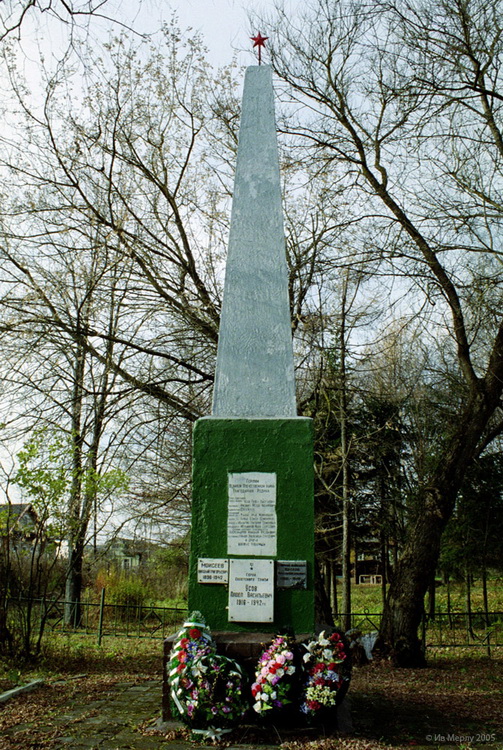 Памятник на братской могиле (старый вид)