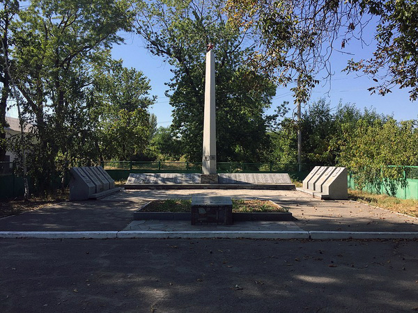 Братская могила в селе Каневское (общий вид)