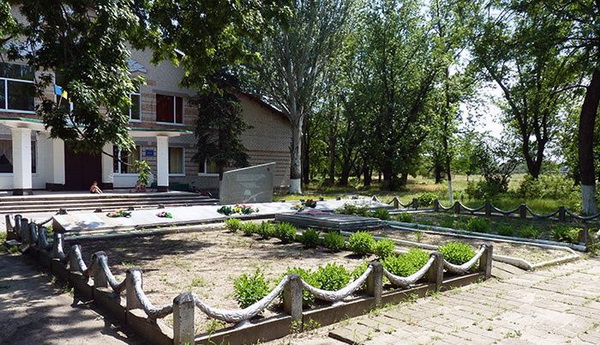 Братская могила в селе Разумовка (общий вид)