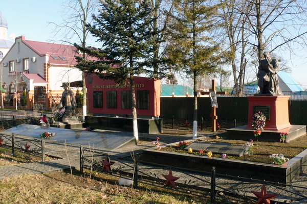 Братская могила в селе Старые Петровцы (общий вид)