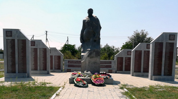 Братская могила в посёлке Новый Рогачик (общий вид)