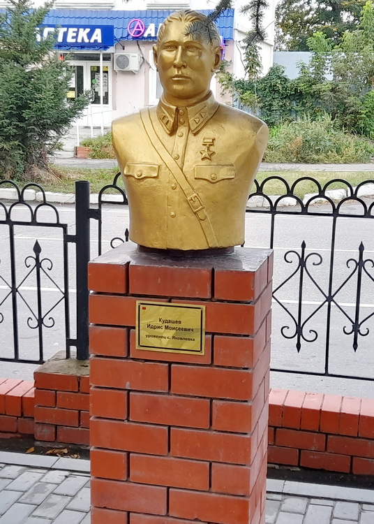 Бюст в п. Базарный Карабулак