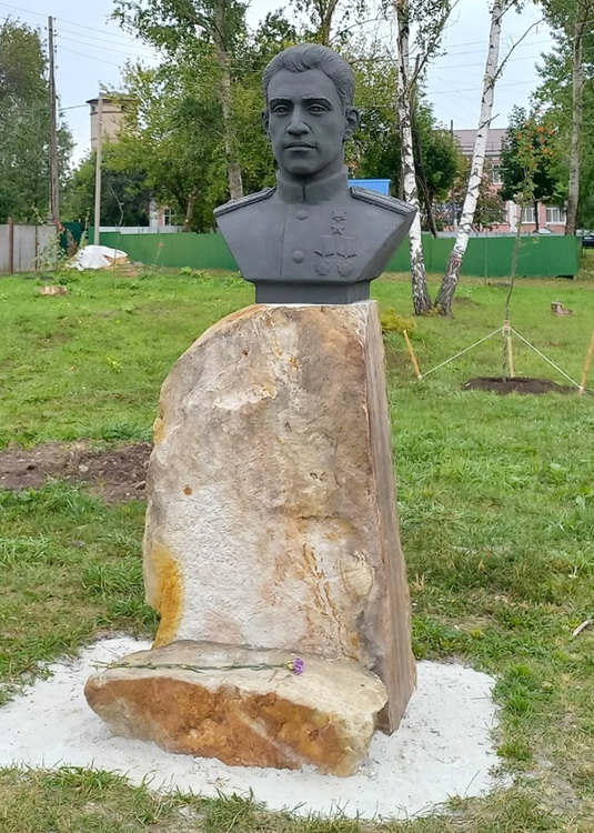 Бюст в с. Землянск