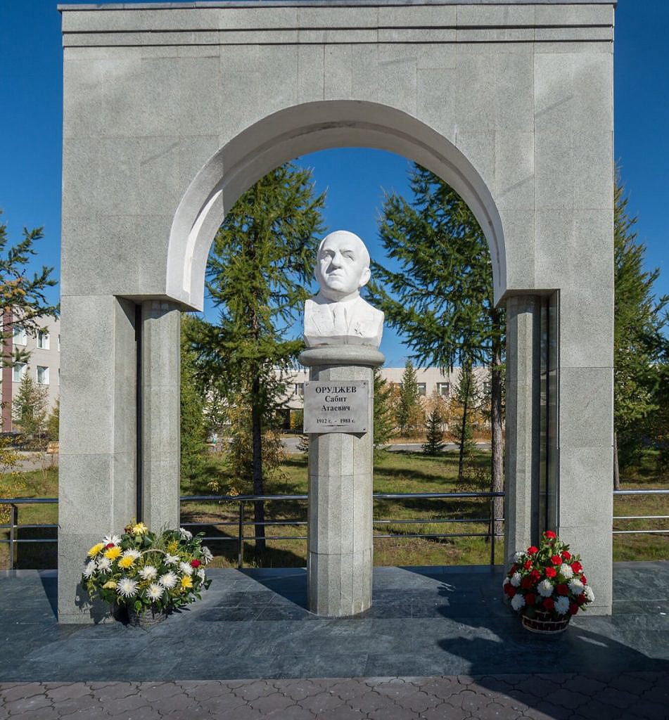 Бюст в Новом Уренгое
