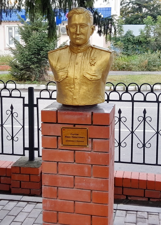 Бюст в п. Базарный Карабулак