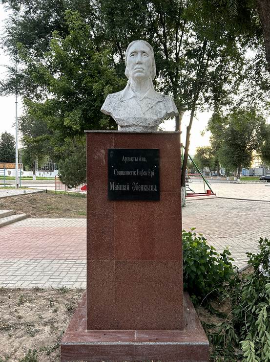Бюст в Туркестане