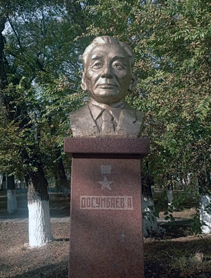 Памятник в селе Толе-Би