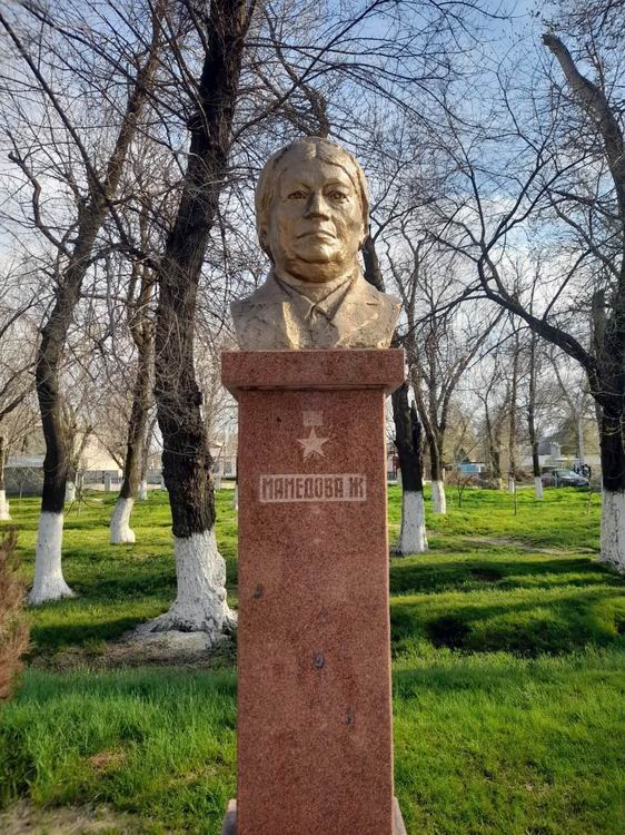 Памятник в селе Толе Би 