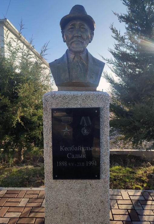 Бюст в селе Казахстан