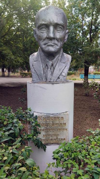 Памятник в посёлке Советское Руно