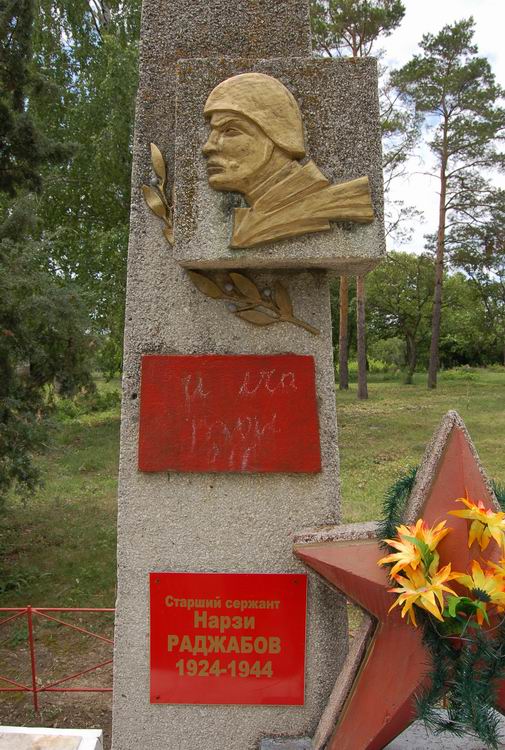 Памятник в селе Старые Негурены (вид 2)
