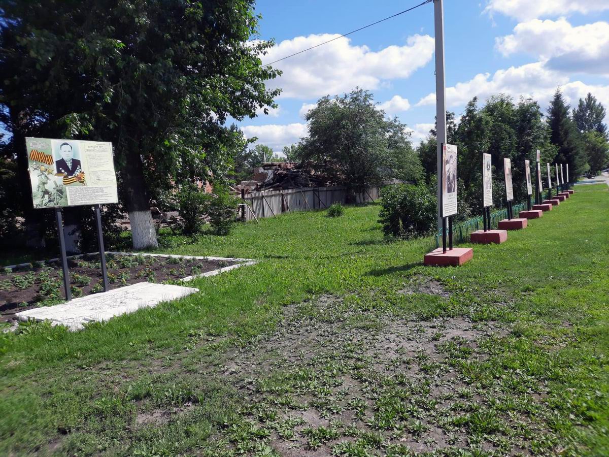 Аллея Славы в посёлке Тяжинский (общий вид)