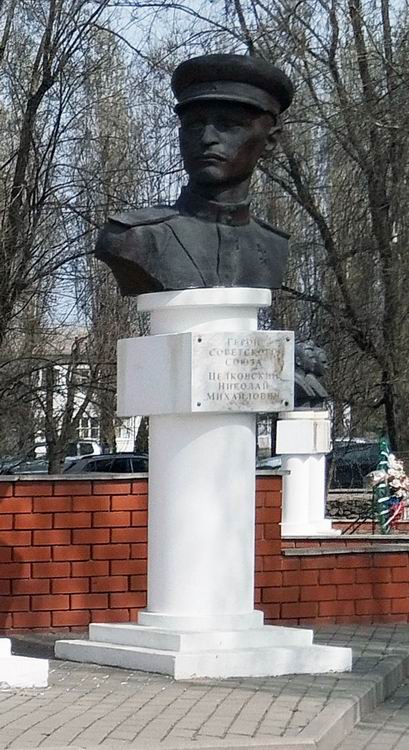 Аллея Героев в городе Бутурлиновка (бюст)