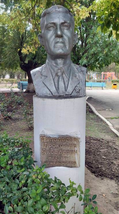 Памятник в посёлке Советское Руно