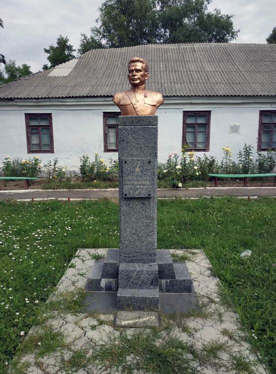 Памятник в селе Рашков (общий вид)