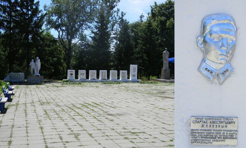 Памятный знак в поселке Коломак