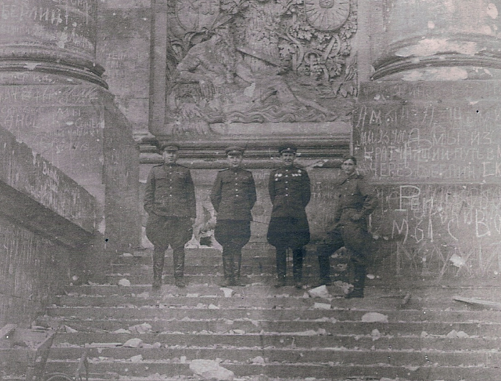 Полуэктов Георгий Васильевич с сыном Юрием (слева) у стен рейхстага. Май 1945 г.